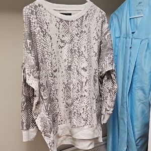 Women's Size Medium  Ocean Drive Gray and White Snake Print Sweater Nwot